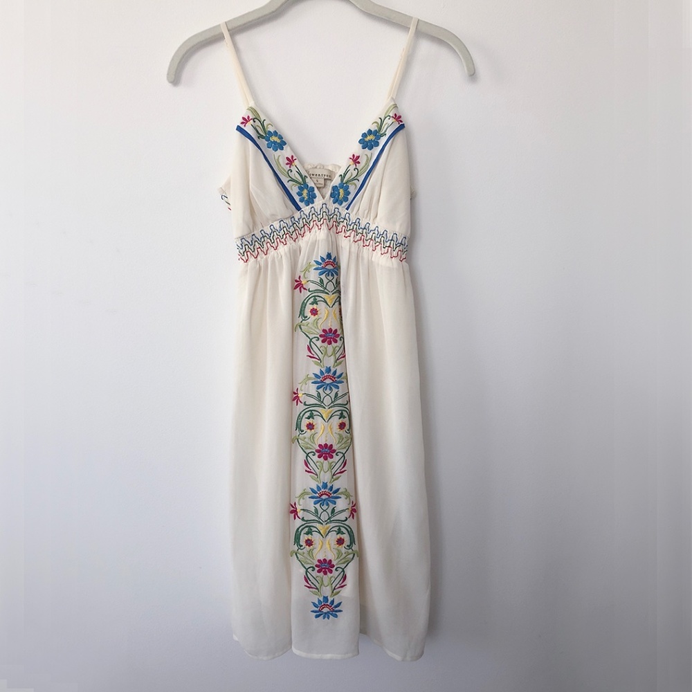 Forever 21 White Floral Embroidered Sleeveless Dress Size Small